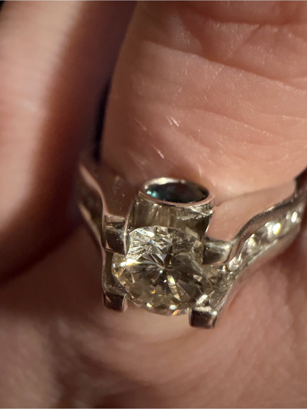 Classic Solitaire Diamond Ring in 14k gold - Picture 2 of 9